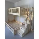 Etagenbett mit hohen Schutzgittern im Kinderzimmer